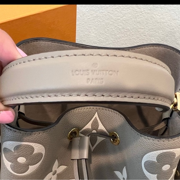 Louis Vuitton NeoNoe - Picture 9 of 10